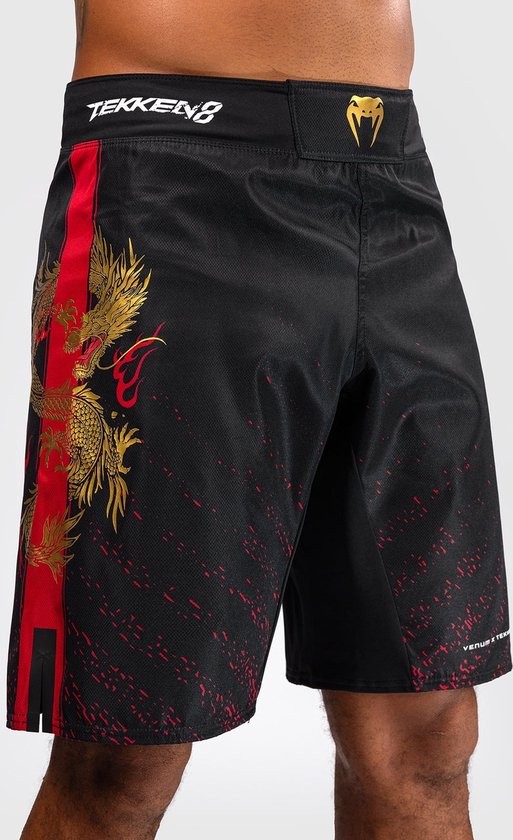 Zwarte fightshorts met gouden draak, rode streep en rode spetters. Tekken 8 logo op de tailleband.