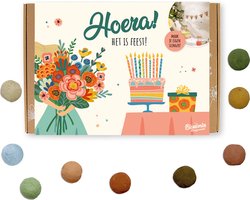 Blossombs Bloembommetjes Giftbox Large - DIY Slinger - 9 Zaadbommetjes - Hoera! - Verjaardag Cadeau - Bos Bloemen