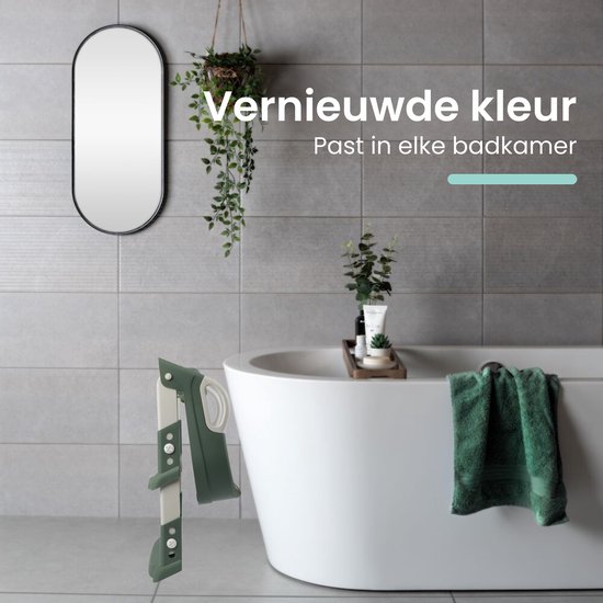 WC verkleiner in groen met een trapje, naast een wit bad en met planten aan de muur.