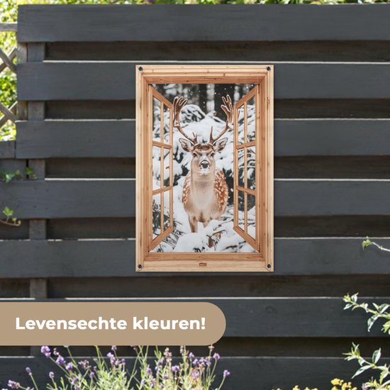 Tuinposter 60x90 cm - Tuindecoratie Doorkijk - Hert - Sneeuw - Winter - Bos - Dieren - Poster voor in de tuin - Buiten decoratie - Schutting tuinschilderij - Tuindoek muurdecoratie - Wanddecoratie balkondoek