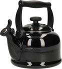 Zwarte fluitketel van Le Creuset met een zwarte handgreep en tuit. De ketel heeft een glimmend oppervlak en een max. indicatie.