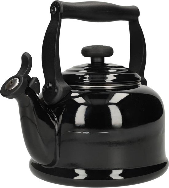 Zwarte fluitketel van Le Creuset met een zwarte handgreep en tuit. De ketel heeft een glimmend oppervlak en een max. indicatie.