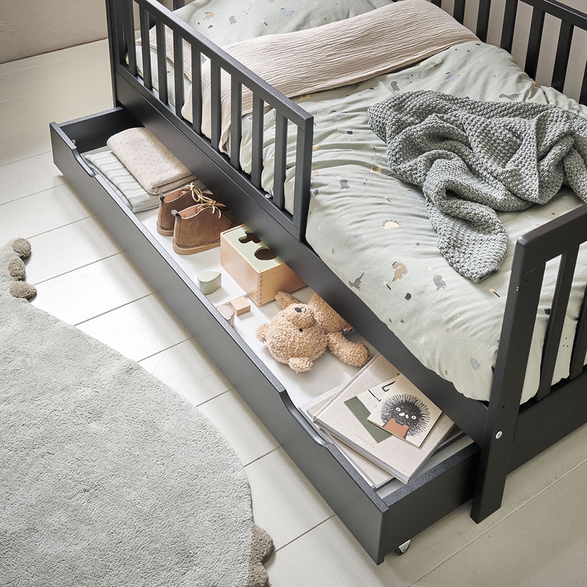 Petite Amélie Opberglade 'Plume' Zwarte 140x70cm – Bedlade op Wieltjes - Onderschuiflade – Extra Opbergruimte voor Beddengoed, Speelgoed en Knuffels – Stoere Uitstraling voor het 'Plume' Peuterbed