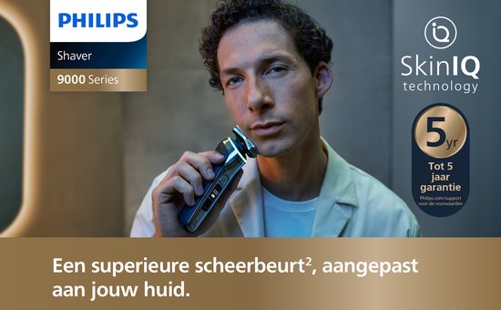 Un homme se rase le visage avec le rasoir Philips Series 9000 de couleur argent.