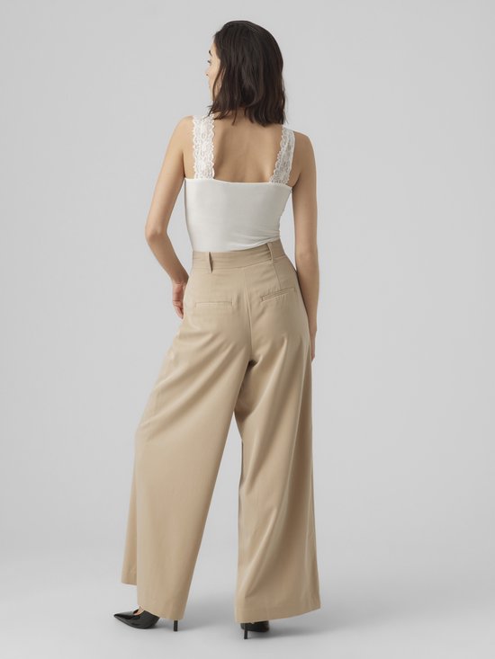 Dames, achterkant van witte kanten camisole met v-hals.