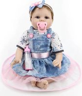 Reborn baby pop in blauwe jurk (jeans) met speen, fles en haarband – Levensecht en hand gemaakt 55cm