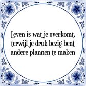 Tegeltje met Spreuk (Tegeltjeswijsheid): Leven is wat je overkomt, terwijl je druk bezig bent andere plannen te maken + Kado verpakking & Plakhanger