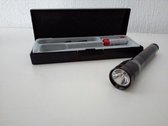 Kleine zaklamp in doosje met baterijen