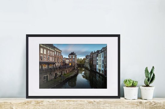 Photo en cadre - Nuages sombres sur les canaux d'Utrecht Cadre photo noir avec passe-partout blanc 60x40 cm - Affiche sous cadre (Décoration murale salon / chambre)