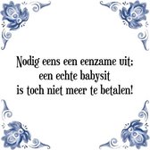 Tegeltje met Spreuk (Tegeltjeswijsheid): Nodig eens een eenzame uit; een echte babysit is toch niet meer te betalen! + Kado verpakking & Plakhanger