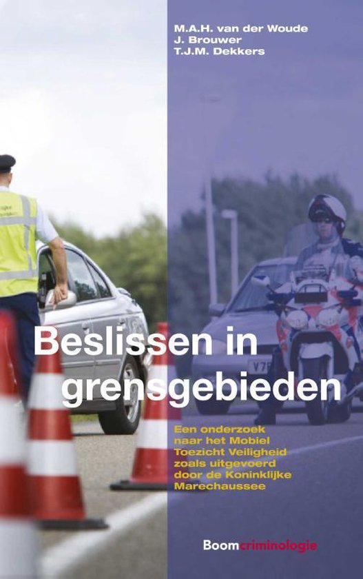 Boekomslag met een grenspost, met een politieagent die een auto controleert en een motoragent.