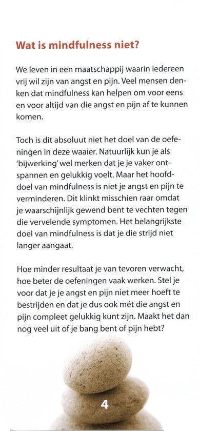 Stapel van vier ronde, platte stenen, met nummer 4 op de onderste steen.