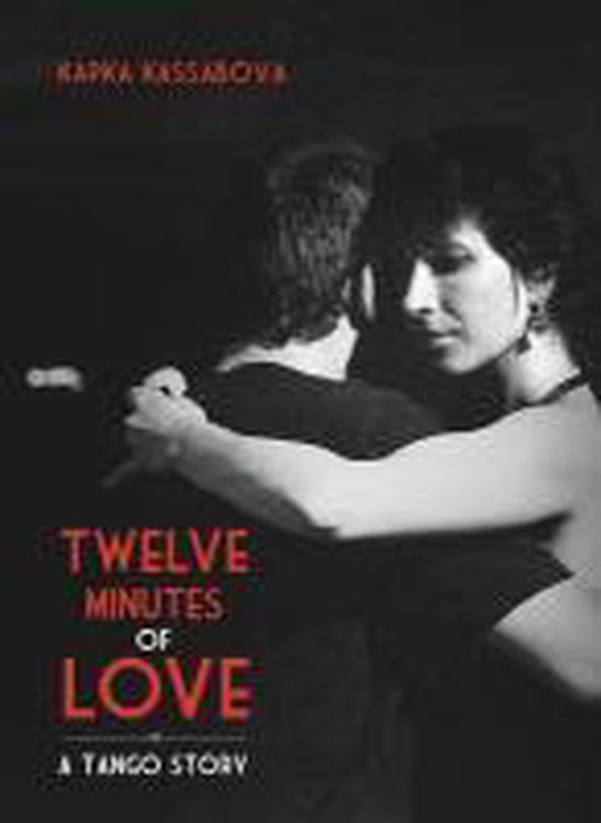 Boek kaft met een vrouw in omhelzing, met de titel 'TWELVE MINUTES OF LOVE'.