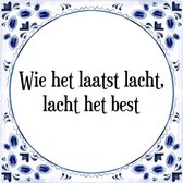 Tegeltje met Spreuk (Tegeltjeswijsheid): Wie het laatst lacht, lacht het best + Kado verpakking & Plakhanger