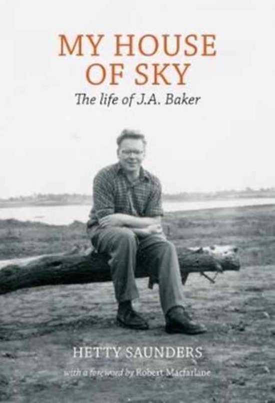 Boek "My House of Sky", de biografie van J.A. Baker, met een foto van een man zittend op een boomstronk.