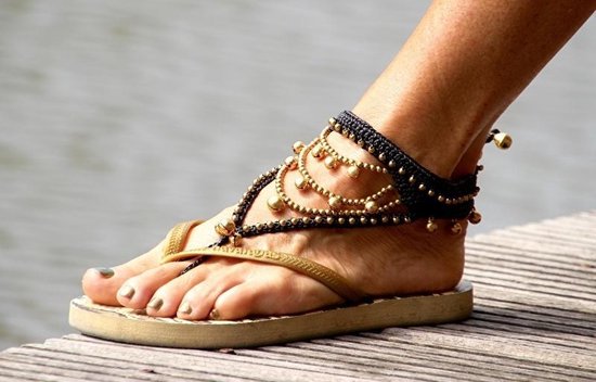 Barefoot sandal "Bohemian" zwart met gouden belletjes | bol