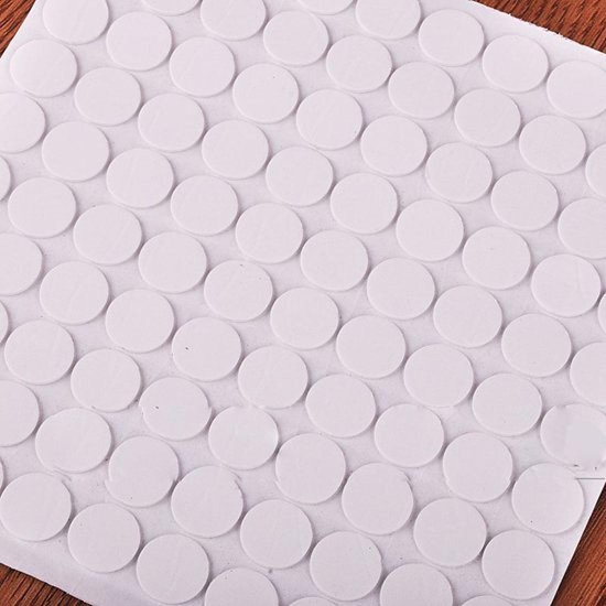 Veel ronde, witte dubbelzijdige stickers op een vel.