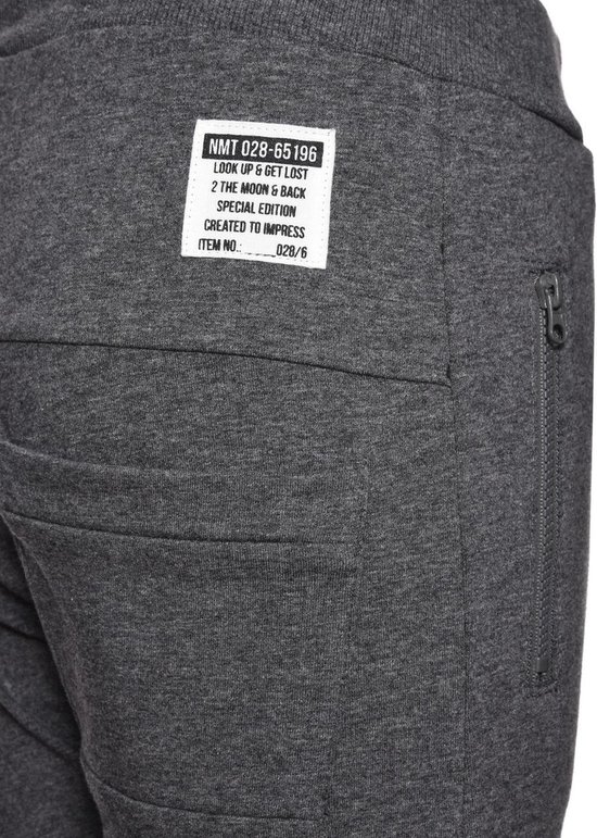 Detail van een grijze joggingbroek met label 'NMT 028-65 196' en een ritszak.