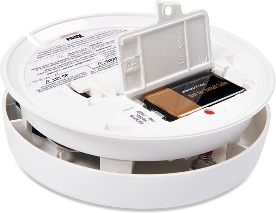 Onderkant van een witte rookmelder met een 9V Duracell batterij geplaatst.