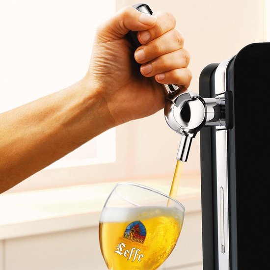 Een hand tapt bier uit een Philips PerfectDraft tap, in een glas met het Leffe logo.