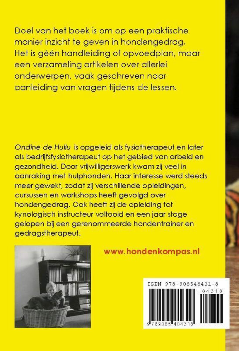 Achterkant van een boek met tekst en een zwart-witfoto van een vrouw met een hond.
