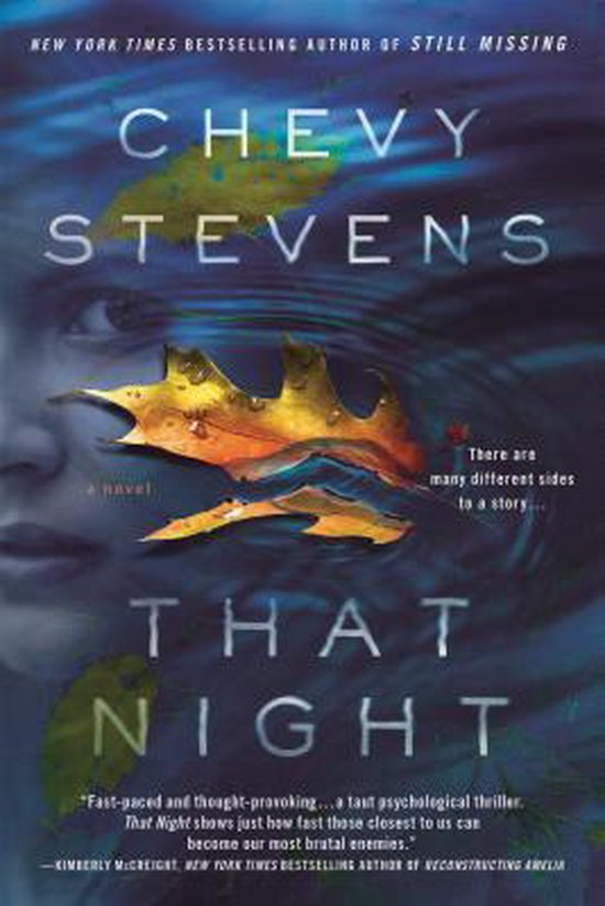 Boekomslag van "That Night" van Chevy Stevens. Een oog en een herfstblad domineren de donkere, waterige achtergrond.