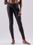 Donkergrijze thermobroek met elastische tailleband met 'CRAFT' logo. Gedragen door een vrouw.