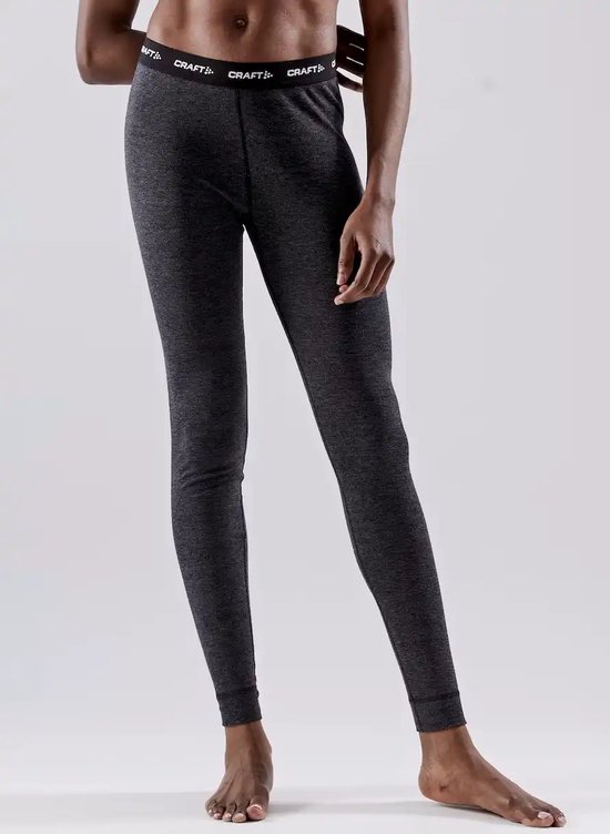 Donkergrijze thermobroek met elastische tailleband met 'CRAFT' logo. Gedragen door een vrouw.
