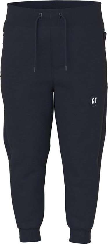 Marineblauwe joggingbroek met trekkoord, ritszakken en witte tekstlogo links.