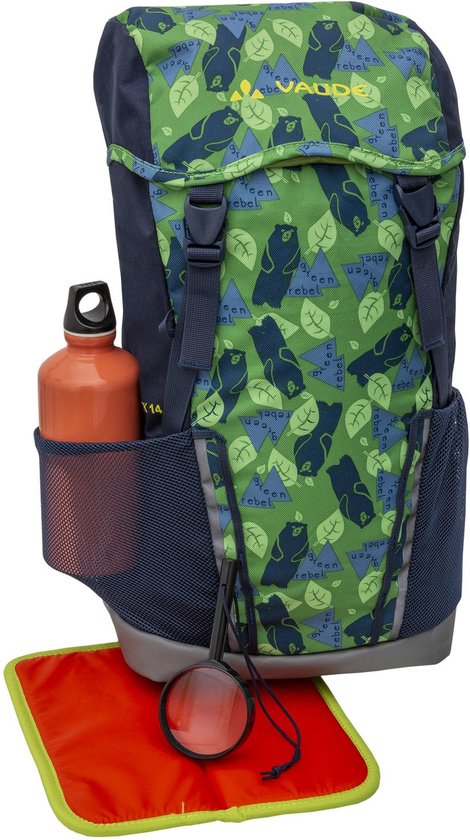 Donkerblauwe Vaude rugzak met all-over print van groene beren en driehoeken. Een oranje waterfles en een vergrootglas liggen ernaast.