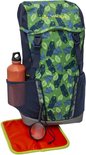 Donkerblauwe Vaude rugzak met all-over print van groene beren en driehoeken. Een oranje waterfles en een vergrootglas liggen ernaast.