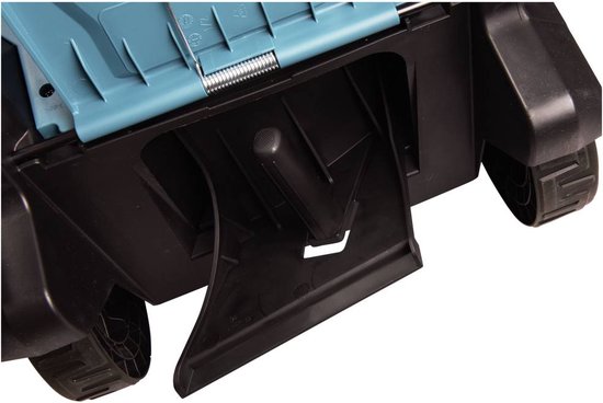 Onderkant van een turquoise grasmaaier met zwarte wielen en een losse mulchkap.