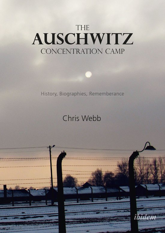 Boekomslag 'The Auschwitz Concentration Camp' met de tekst 'History, Biographies, Remembrance' en 'Chris Webb'. Zonsondergang met bewolking boven barakken en prikkeldraad.