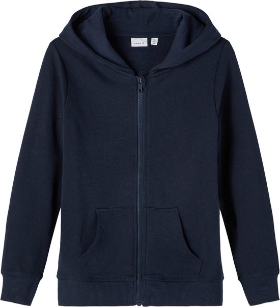Donkerblauwe hoodie met ritssluiting en zakken, merknaam 'Name it'.