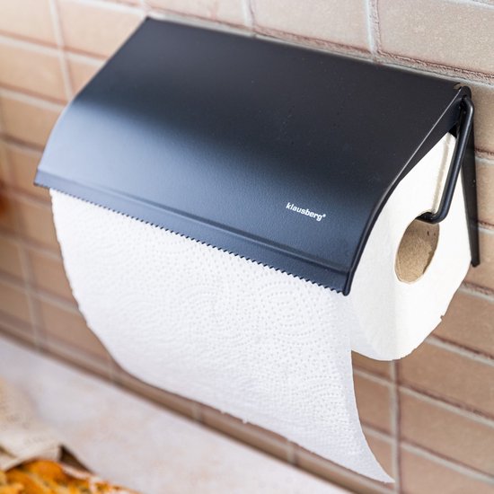 Zwarte metalen keukenrolhouder met rol keukenpapier, bevestigd aan een betegelde muur.