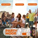 Collage van mensen op de camping, strand en feest. Zwarte party speaker met discolichten en 'Party Mode ON'.