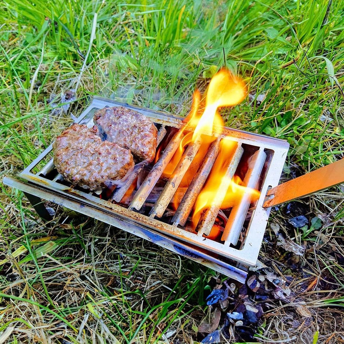 Mini-vuurplaats barbecue met spike grillhouder en flesopener - draagbaar roestvrijstalen flatpack rokerfornuis voor reizen, kamperen, wandelen, vissen