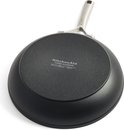 Onderkant van een zwarte KitchenAid-koekenpan met 'Forged Aluminium' en symbolen voor vaatwasser en inductie.