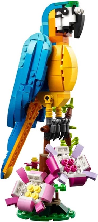 Gedetailleerde LEGO papegaai in blauw en geel, zittend op een tak met roze en paarse bloemen.