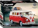 Verpakking van de PLAYMOBIL Volkswagen T1 campingbus, rood en wit, met twee figuren op de bus.