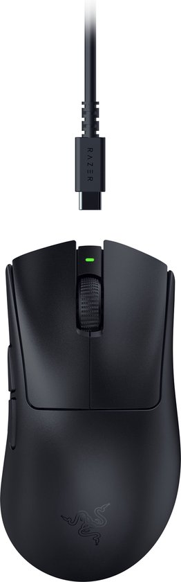 Een zwarte Razer gaming muis met een USB-C kabel die is aangesloten.