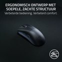 Zwarte Razer DeathAdder V3 hyperspeed gaming muis op een zwarte muismat, met tekst over ergonomisch ontwerp.
