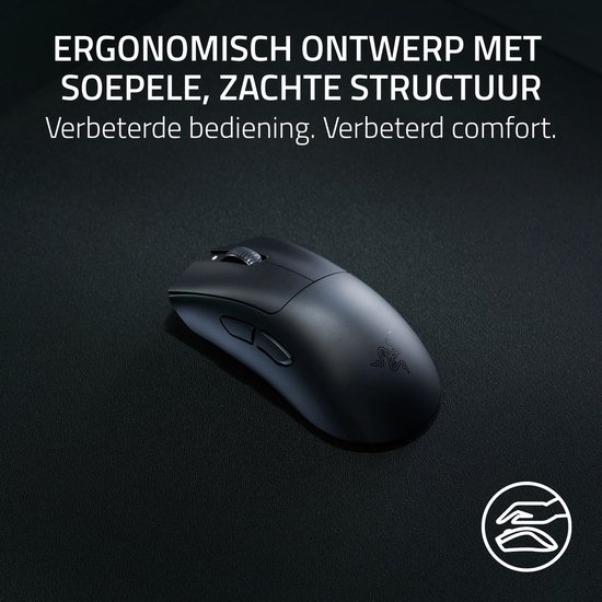 Zwarte Razer DeathAdder V3 hyperspeed gaming muis op een zwarte muismat, met tekst over ergonomisch ontwerp.