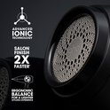Detail van de ghd haardroger motor grille. Tekst: Advanced Ionic Technology, Salon Finish 2x Faster, Ergonomic Balance.