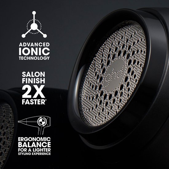 Detail van de ghd haardroger motor grille. Tekst: Advanced Ionic Technology, Salon Finish 2x Faster, Ergonomic Balance.