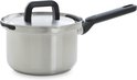 Een zilverkleurige steelpan met zwarte handvatten en deksel.