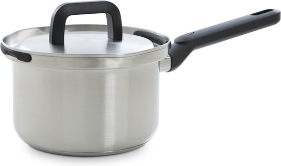 Een zilverkleurige steelpan met zwarte handvatten en deksel.