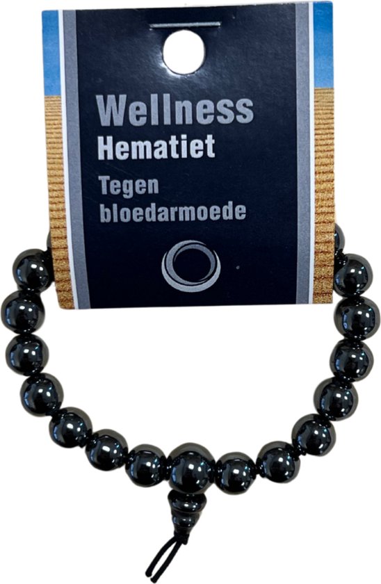 Zwarte armband van hematiet kralen met zwart koord en kaart: 'Wellness Hematiet Tegen bloedarmoede'.