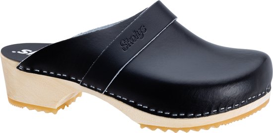 Zwarte Skolys klomp met leren band, houten zool en witte stiksels.