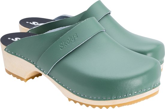 Een paar pastelgroene Skolys klompen met leren bandje en houten zolen.